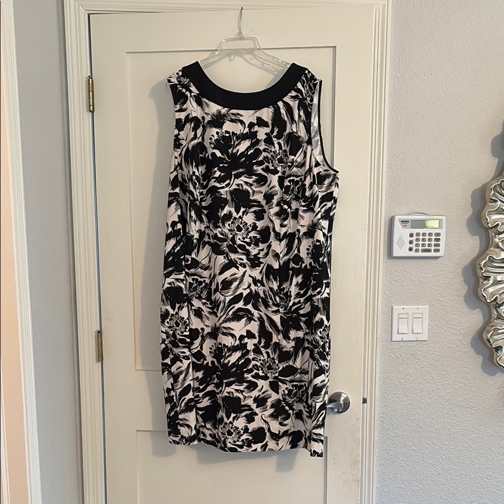 Jessica Howard Black and White Sheath Midi Dress